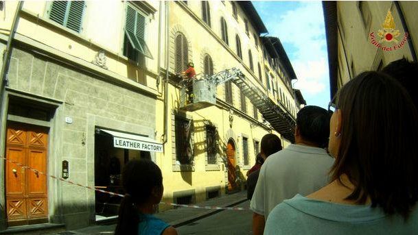 Firenze: cornicione pericolante in via Ricasoli