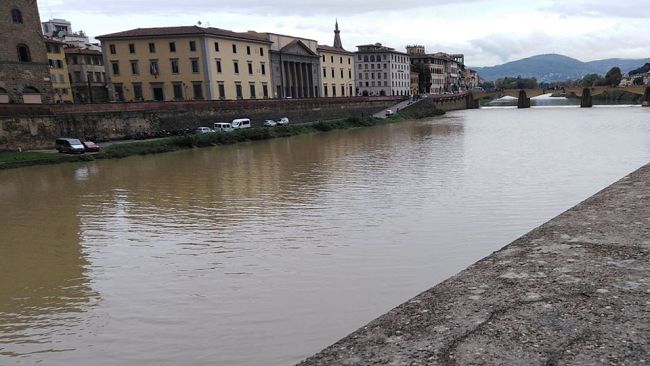 Lungarno Diaz: l'acqua dell'Arno ha creato una voragine sotto la strada