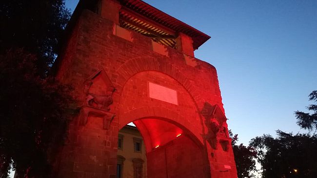 Porte storiche illuminate di rosso per le Donne: le foto