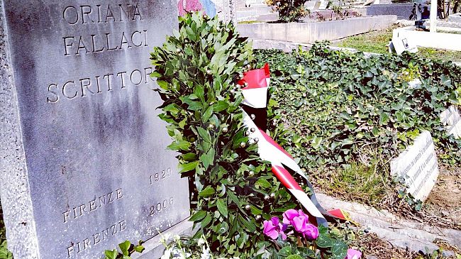 Fiori sulla tomba di Oriana