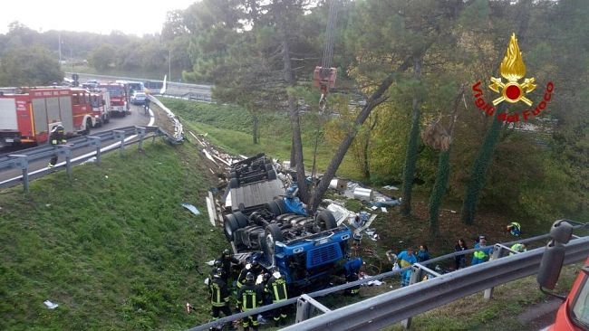 Autostrada: mezzo pesante si ribalta, un morto in Valdichiana