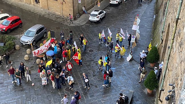 Priorità alla Scuola, manifestazione sotto Palazzo Vecchio