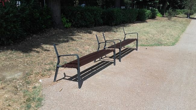 ​Vandali sull'Arno: rotte le panchine dell'area dedicata ad Aldo Moro ed alla sua scorta