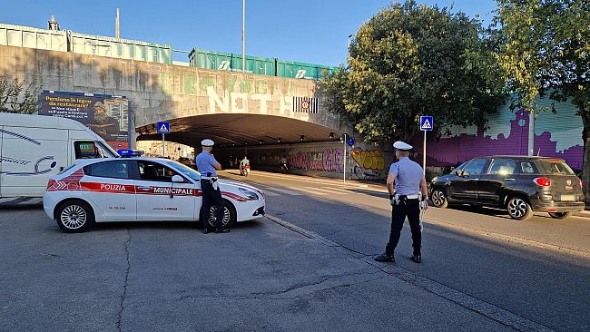 Senza patente alla guida di un’auto non assicurata e sotto sequestro