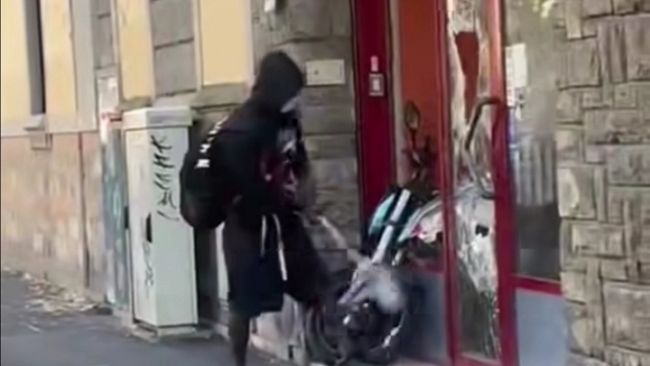 Distrugge a colpi di mazza una vetrina di moto in pieno giorno
