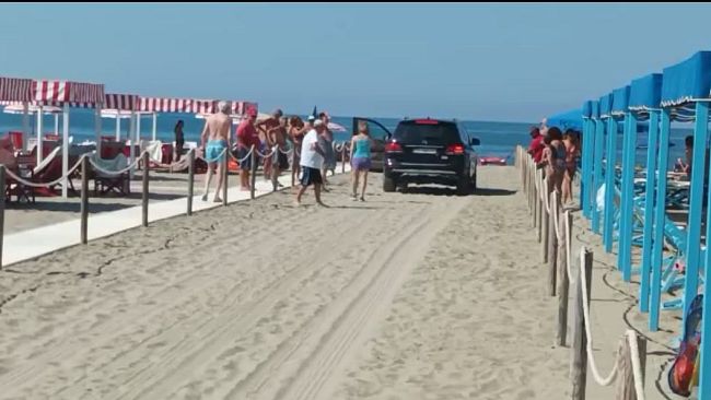 La nuova moda: vado in auto in spiaggia