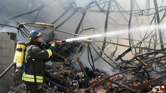 Viareggio: fiamme in un capannone