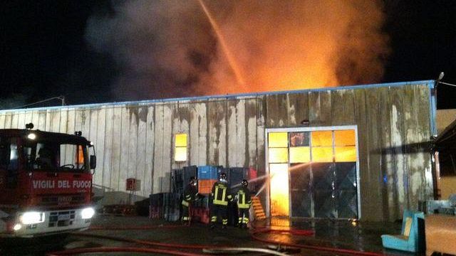 Pistoia: in fiamme una ditta di tessuti