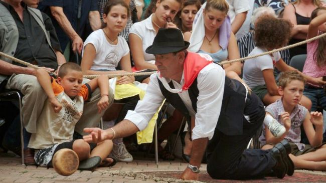 Cinquanta candeline per l’edizione 2010 del Gioco del Cacio al fuso di Pienza