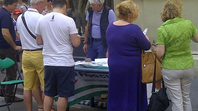 A Firenze si firma contro i superstipendi, in tre giorni il reddito di un anno