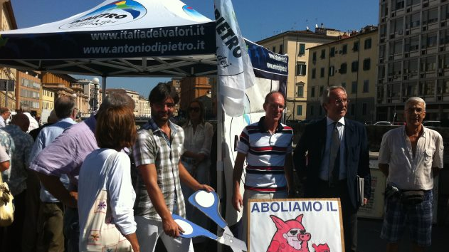 Una parte del Pd partecipa alla raccolta di firme Idv