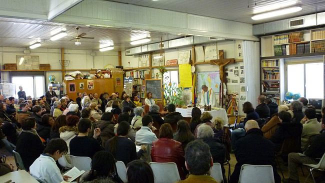 Oltre mille persone all'ultima messa di don Santoro alla Piagge