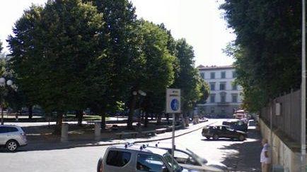 Centro storico di Firenze, ubriaco armato di coltello