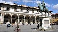 Panni stesi in piazza Santissima Annunziata, multate e allontanate