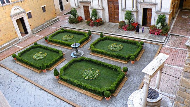 Pienza tra i fiori e i profumi del Rinascimento
