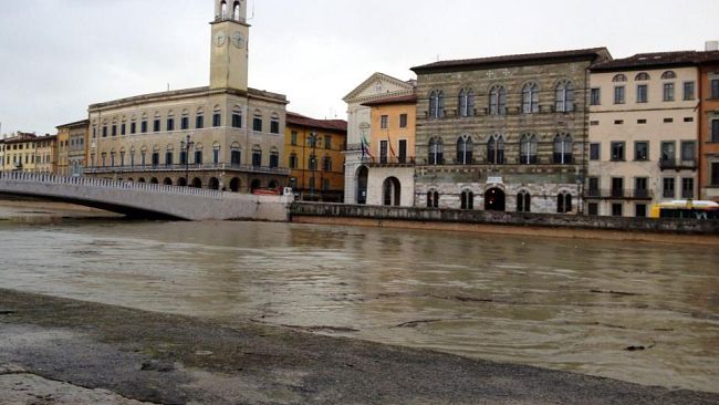 L' Arno torna nella norma, il pericolo ora viene dal mare