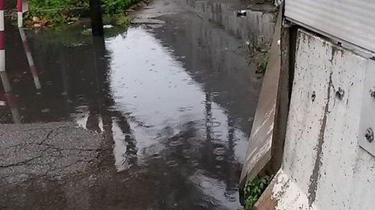 Firenze, la pista ciclabile di viale Belfiore fa acqua da tutte le parti