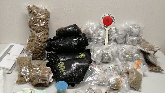 Spaccio: la polizia municipale sequestra nove chili di droga