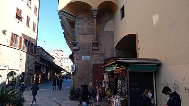 Il Tar vieta di vendere borse sul Ponte Vecchio 