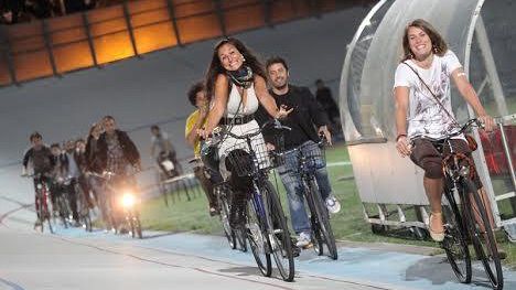 In bici per Firenze, tra ponti e centro con musica e cibo