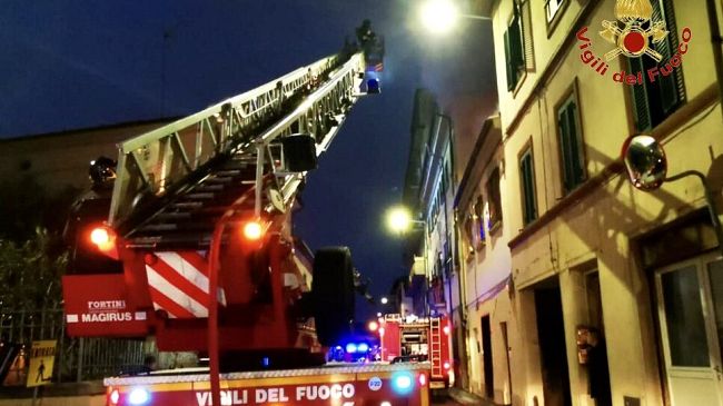 Incendio in appartamento a Prato, tetto crollato e intossicate due persone