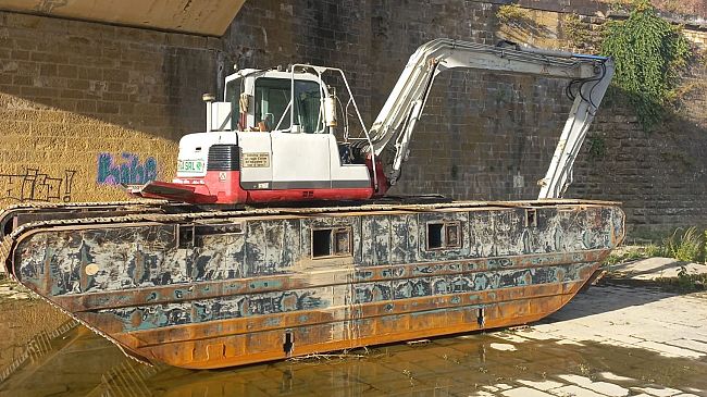 Escavatore anfibio in Arno, lavora galleggiando