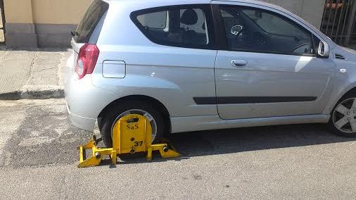 A Firenze tornano le ganasce alle auto in sosta vietata