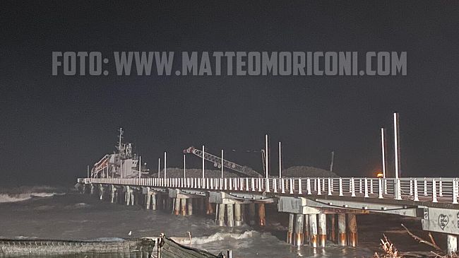 Nave incagliata a Marina di Massa