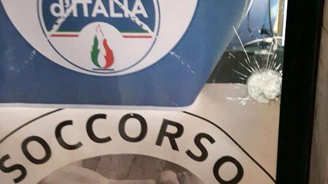 Campagna elettorale: danneggiata la sede di Fratelli d'Italia a Massa