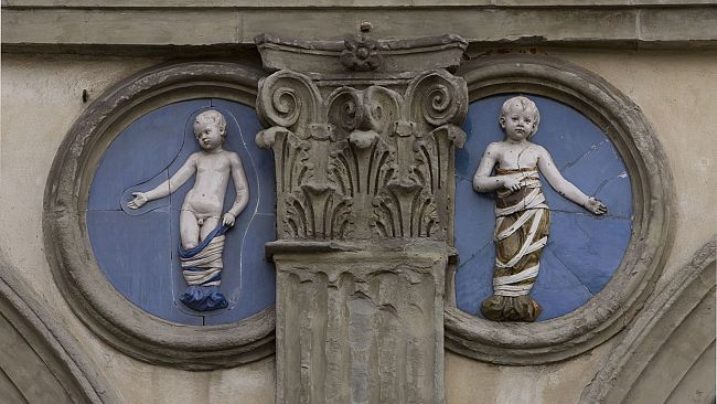 In restauro i Putti di Andrea della Robbia simbolo dell’Istituto degli Innocenti