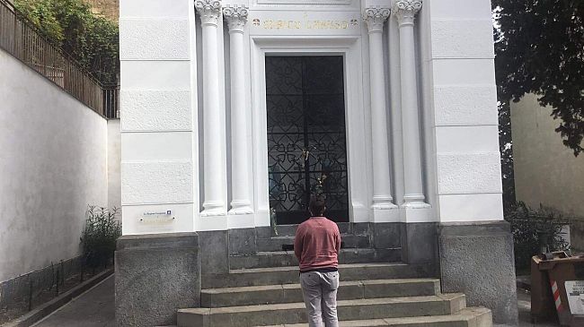 Gandola a Napoli omaggia Enrico Caruso