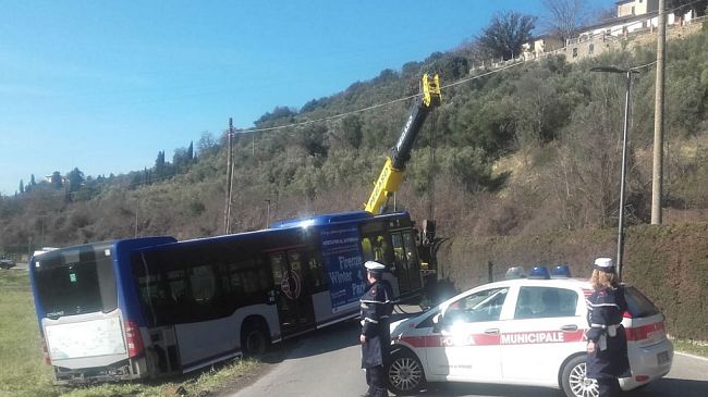 Ha sbagliato strada: autista del Bus finisce in un campo