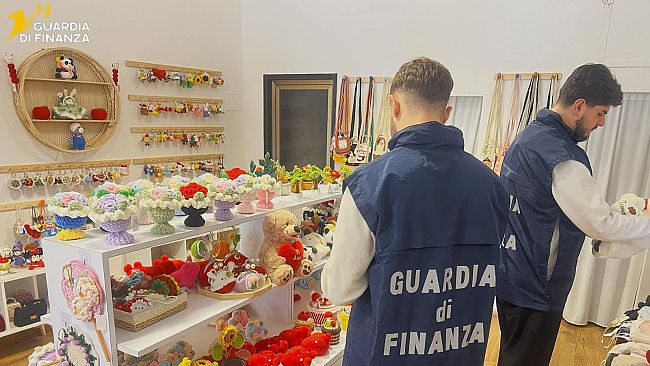 Prato: sequestrati oltre 110 mila articoli a tema San Valentino