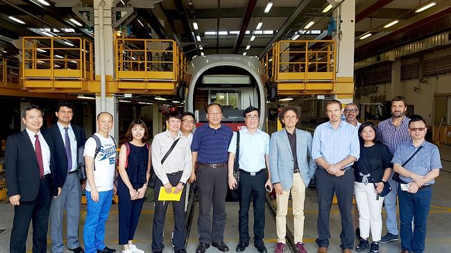 ​Tramvia di Firenze: tecnici da GEST in vista di un tram per New Taipei City  