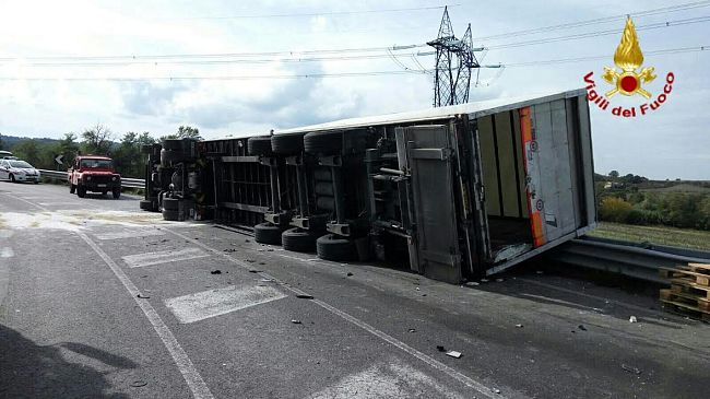 A1 bloccata all'alba da un incidente