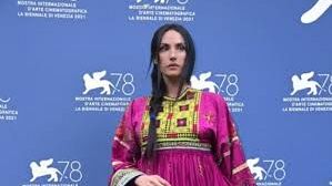  La  scultrice Elisa Morucci in abito afgano per i diritti delle donne