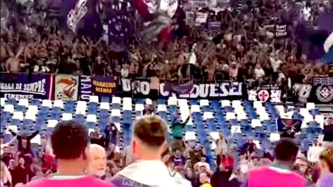 Tifo senza sosta, la curva viola è uno spettacolo di amore