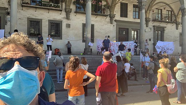Scuola: in piazza studenti, genitori e insegnanti