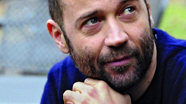 Fabio Volo firma le copie del suo nuovo romanzo