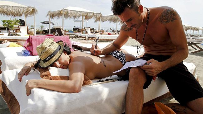 Il topless per la mamma “burlesque” d’Italia al Beach Club