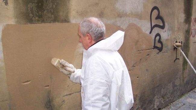 Ponte Vecchio, è ancora turismo dello scarabocchio