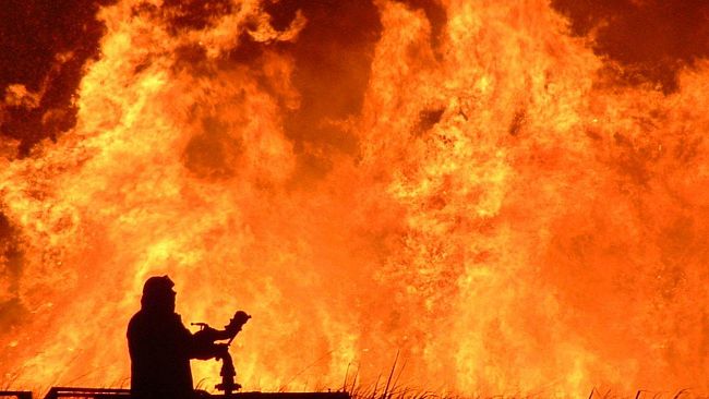 Casaglia: mega incendio con fiamme alte 35 metri spento alle una di notte