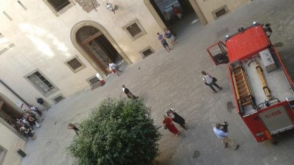 Palazzo Vecchio, fiamme durante Consiglio comunale con Matteo Renzi