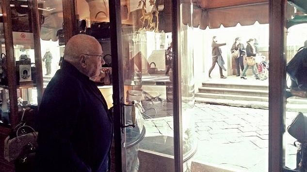 Bancarelle sotto al Vasariano: ''Devastanti per l'estetica''