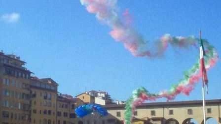 Firenze incontra le forze armate: lo spettacolo dei Paracadutisti sotto il Ponte Vecchio