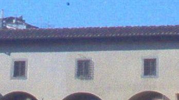 Lancio di paracadutisti al Ponte Vecchio: atterraggio d'emergenza per un parà