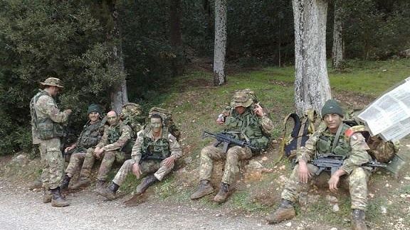 Parà aggrediti all'uscita di una discoteca: forse una spedizione punitiva