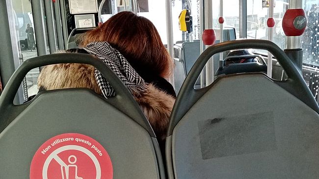 Chiede di indossare la mascherina, autista aggredita da bulli