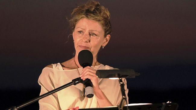 amanda-sandrelli-in-un-abito-chiaro-dedicato-alla-strage-di-ustica