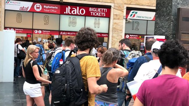 Abbonamenti, prosegue la fila allo sportello Ataf di Santa Maria Novella